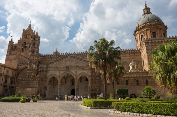 Palermo Cathedral (Katedra Metropolitalna Wniebowzięcia Najświętszej Maryi Panny) w Palermo, Sycylia, Włochy. Kompleks architektoniczny zbudowany w Norman, Maurów, gotyku, baroku i klasycyzmu stylu - Zdjęcie, obraz