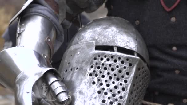 騎士は彼の手でヘルメットを運ぶ - 映像、動画