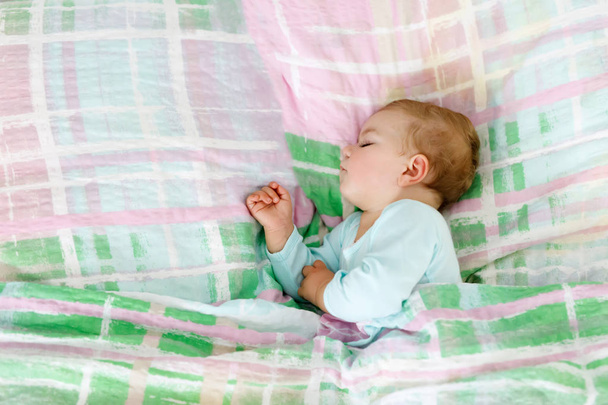 Urocza mała dziewczynka dziecko śpiące w łóżku. Spokojny dziecko spokojny sen podczas snu w dzień - Zdjęcie, obraz