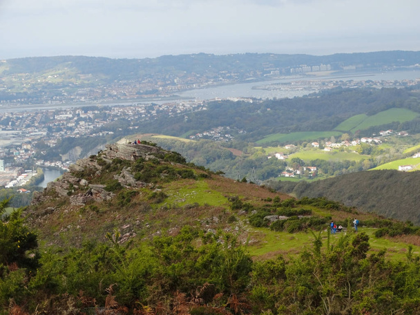 Вид з гори Xoldoko з Txingudi Бей на спині - Фото, зображення