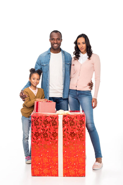 familia afroamericana con regalos
 - Foto, Imagen
