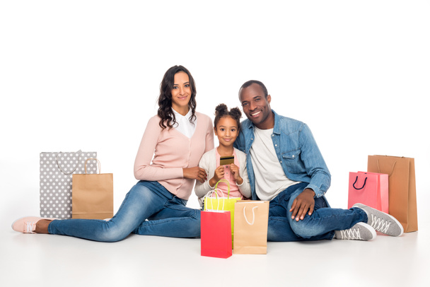 familia afroamericana con bolsas de compras
 - Foto, Imagen