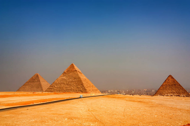 Τις μεγάλες πυραμίδες που υψώνεται πέρα από την πόλη της Γκίζας - Φωτογραφία, εικόνα