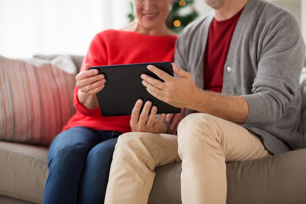senior couple with tablet pc at christmas - Fotoğraf, Görsel