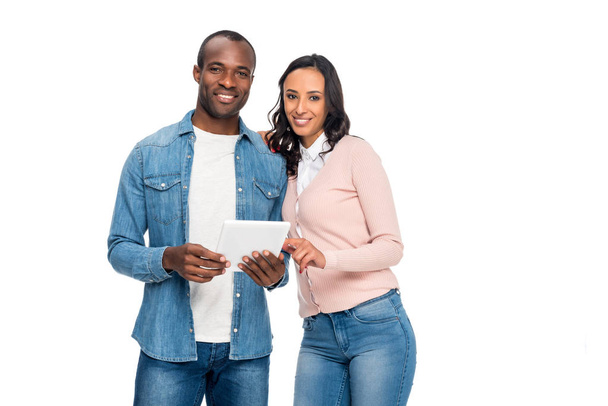 Afrikaanse Amerikaanse echtpaar met digitale tablet - Foto, afbeelding