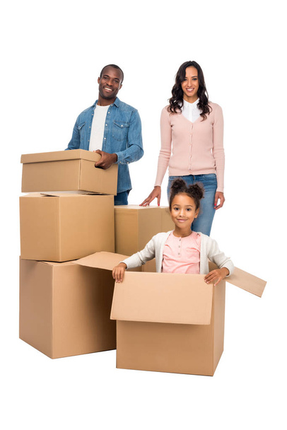 familia afroamericana con cajas de cartón
 - Foto, imagen