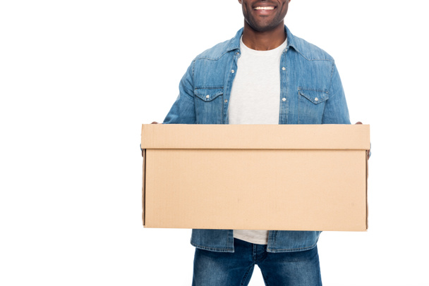 Hombre sosteniendo caja de cartón
  - Foto, Imagen