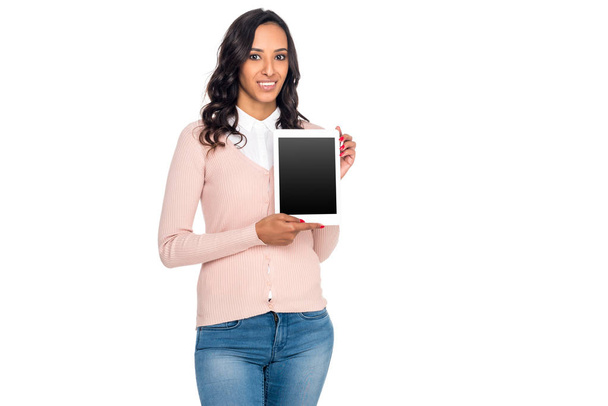mulat vrouw met digitale tablet - Foto, afbeelding