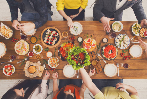 Люди едят здоровое питание за столом ужин
 - Фото, изображение