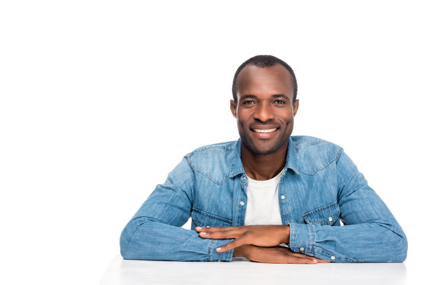 Gülümseyen Afrikalı Amerikalı adam  - Fotoğraf, Görsel