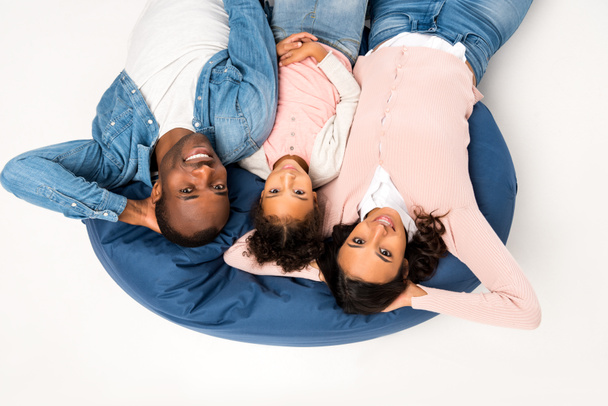 familia afroamericana en silla de bolsa de frijol
 - Foto, Imagen