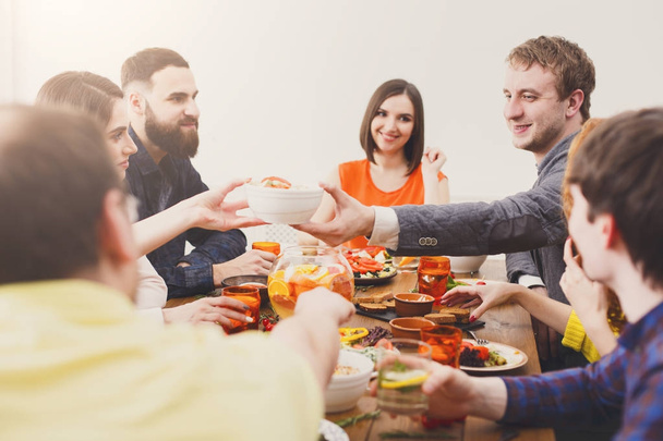 Groep van gelukkige mensen op feestelijke tabel diner - Foto, afbeelding