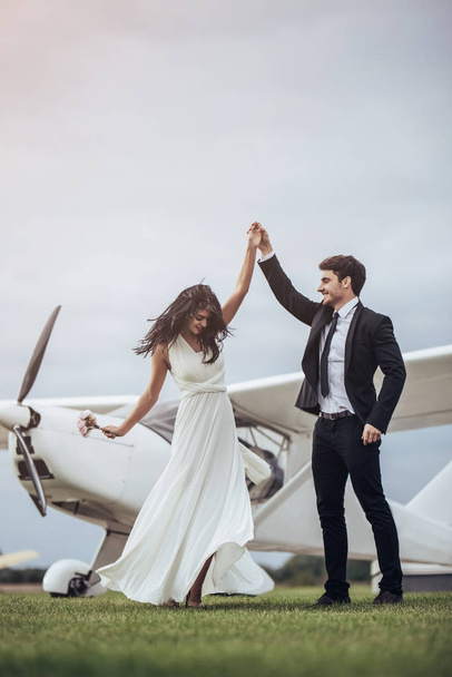 Couple near plane - Foto, Imagen