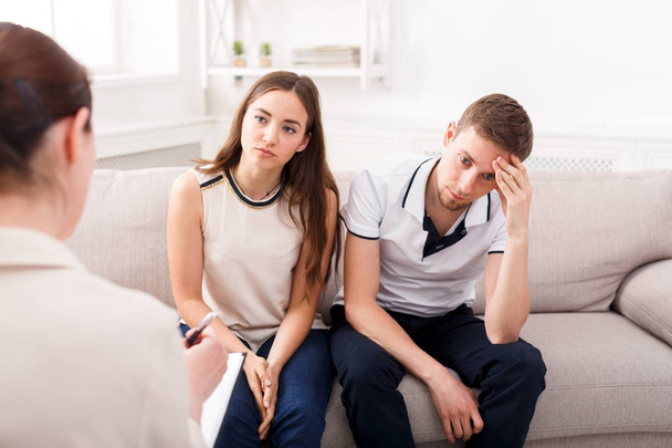 junges Paar streitet während Therapiesitzung - Foto, Bild