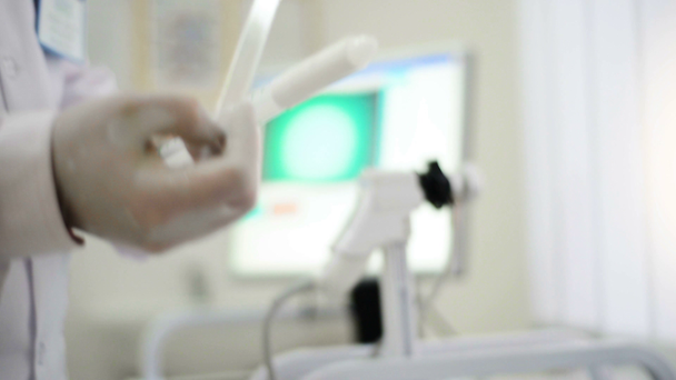 proctologue médecin tenant anoscope (proctoscope) Ligador hémorroïdal au bureau
 - Séquence, vidéo