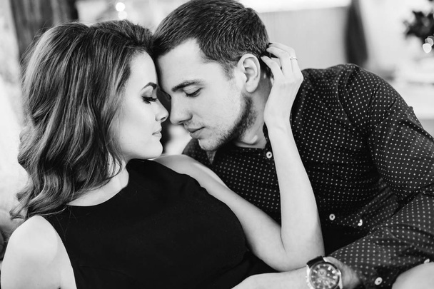 Couple s'embrassant tendrement, noir et blanc
 - Photo, image