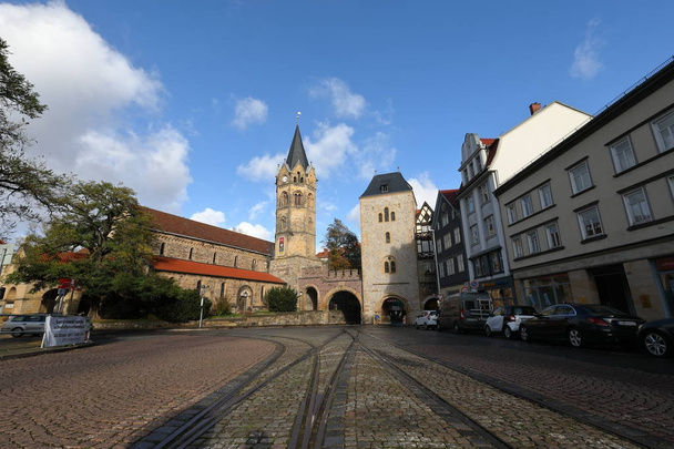 Nikołaj brama z Kościołem Nikołaj w Eisenach - Zdjęcie, obraz
