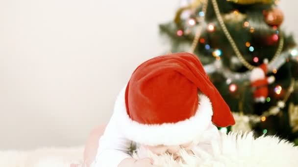 Baby in Christmas hat on the new year background - Filmmaterial, Video
