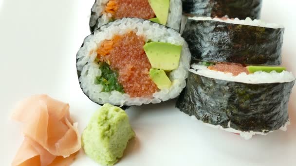 lahodné čerstvé sushi rolls - Záběry, video
