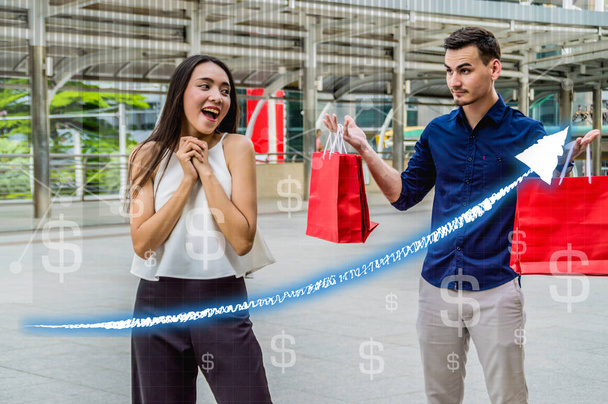 feliz jovem casal com sacos de compras andando no shopping
 - Foto, Imagem