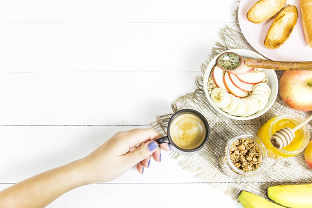 ранкова їжа - вітамінно-класичний сніданок з вівсянкою
 - Фото, зображення