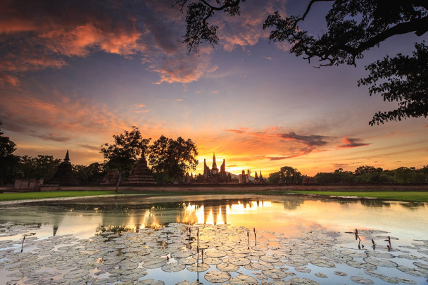 Park historyczny Sukhothai w czasie zachodu słońca w prowincji Sukhothai, Lo - Zdjęcie, obraz