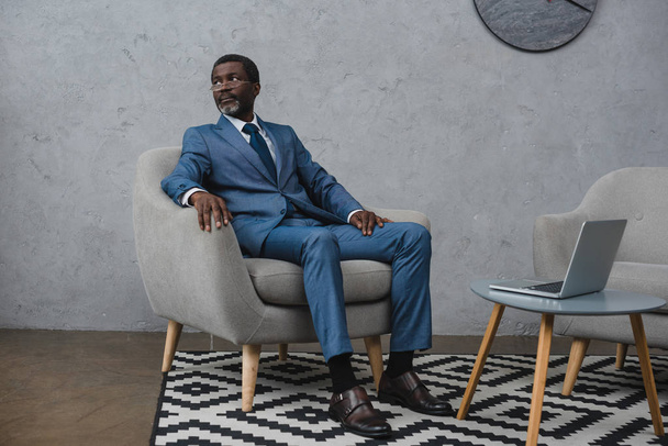 businessman sitting in armchair - Foto, Imagem