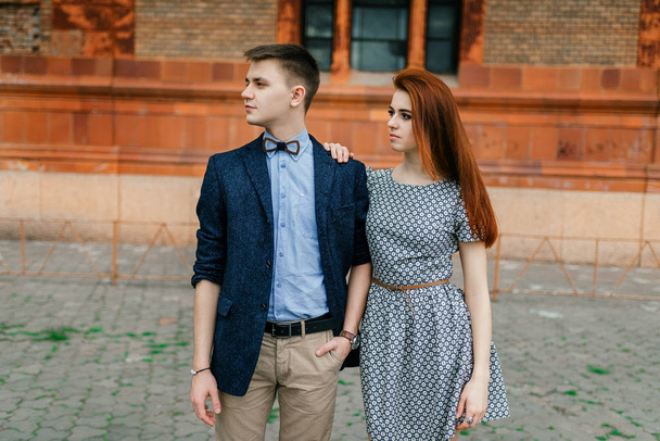 Молодая пара позирует на улице
  - Фото, изображение