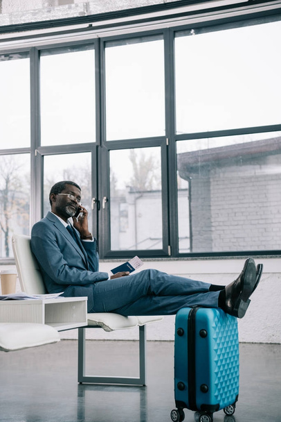 businessman talking by smartphone - Фото, изображение