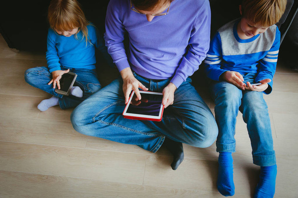 Babası toch pad ve cep telefonları kullanarak çocuklar ile - Fotoğraf, Görsel