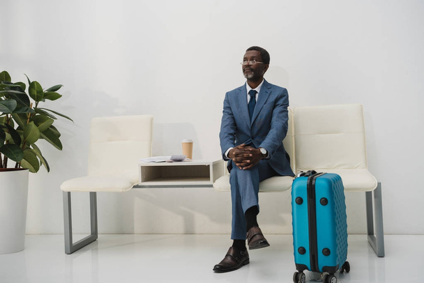 podnikatel, čekání na odlet na letišti - Fotografie, Obrázek