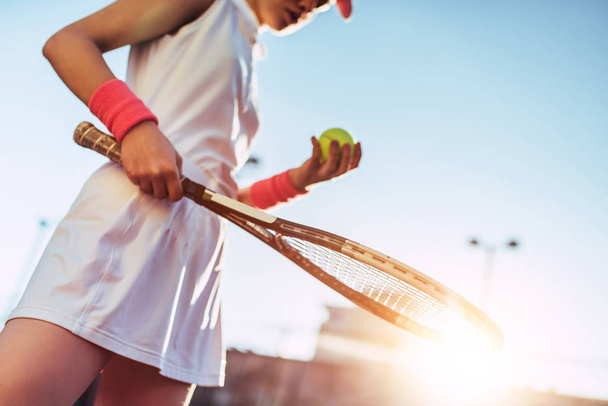 Girl on tennis court - Фото, зображення