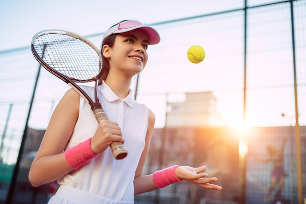 Girl on tennis court - Fotografie, Obrázek