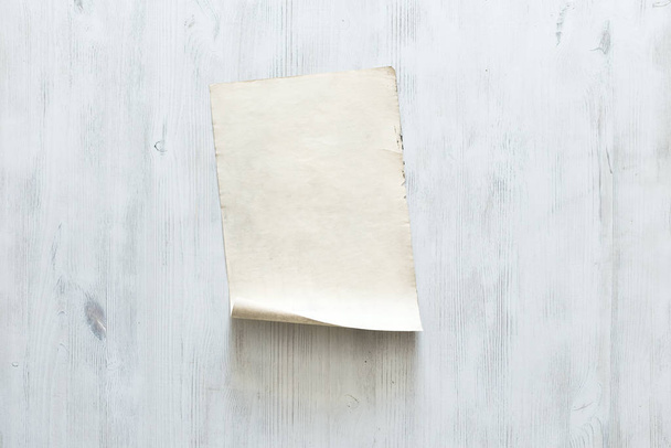 λευκό χαρτί στον ξύλινο τοίχο - Φωτογραφία, εικόνα