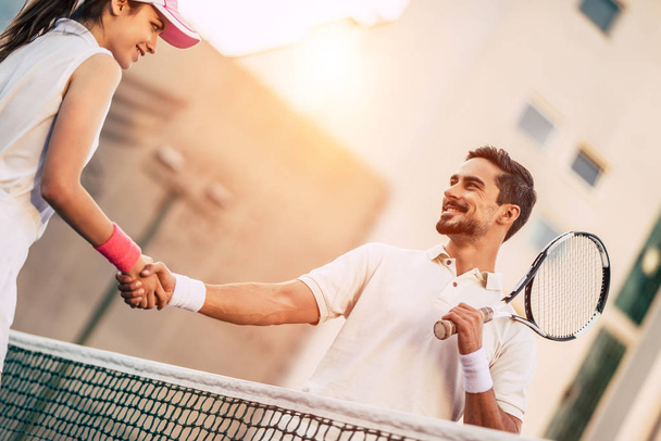 Couple on tennis court - Фото, зображення