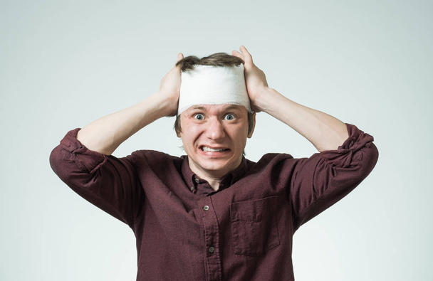Hombre con vendaje en la cabeza
 - Foto, Imagen