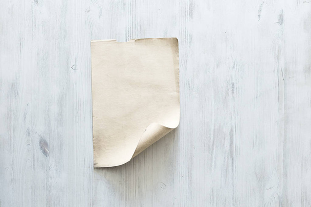 Пустая бумага на деревянной стене
 - Фото, изображение