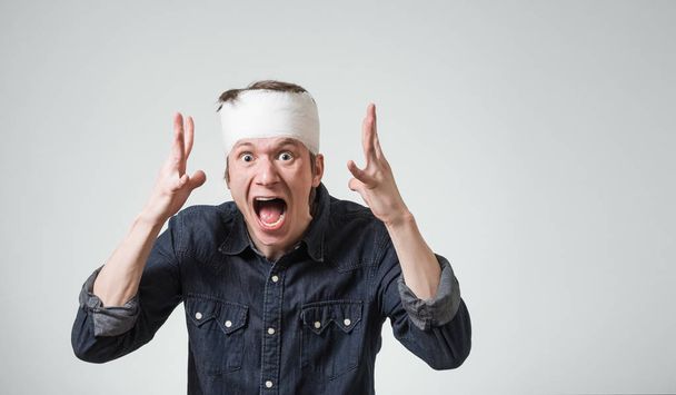 Man with bandage on his head - Foto, Imagem