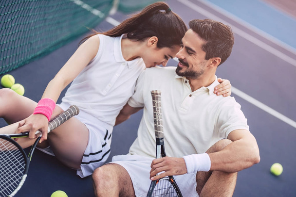 Couple on tennis court - Zdjęcie, obraz