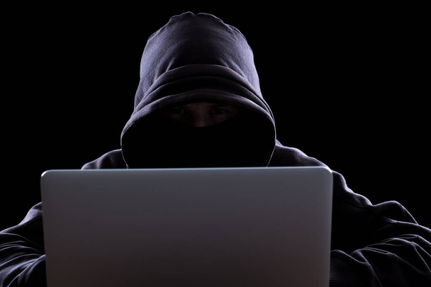 Anonymous hacker in the dark - 写真・画像