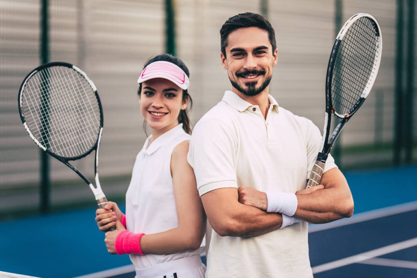 Couple on tennis court - Φωτογραφία, εικόνα