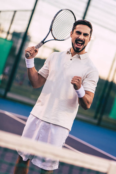 Man on tennis court - Foto, imagen