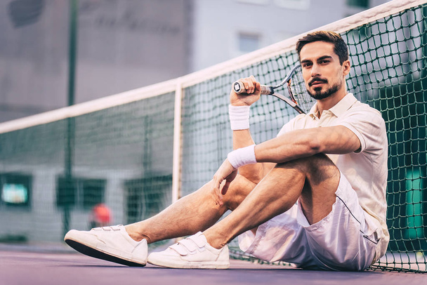 Man on tennis court - Φωτογραφία, εικόνα