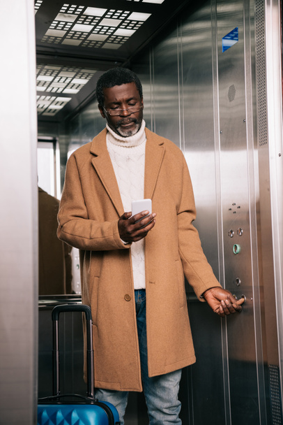 Homme d'âge moyen en ascenseur
  - Photo, image