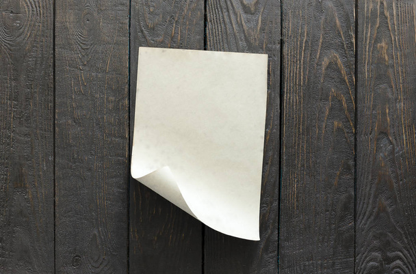 na dřevěné stěně obrazce list prázdný papír - Fotografie, Obrázek