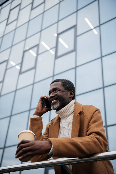 hombre hablando por teléfono inteligente
 - Foto, Imagen