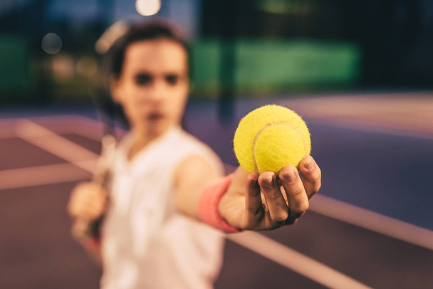 Girl on tennis court - Foto, afbeelding