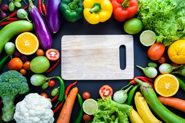 Healthy food concept of fresh organic vegetables and wooden desk - Foto, Imagen