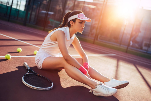 Girl on tennis court - Φωτογραφία, εικόνα