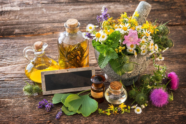 Tincture bottles and healing herbs - 写真・画像